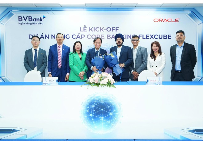 Ông Phan Việt Hải - Phó tổng Giám đốc BVBank và Ông HS Teji - Phó Chủ tịch, Giám đốc Oracle KV Nhật Bản & Châu Á - Thái Bình Dương (cầm hoa đứng giữa) ký thỏa thuận hợp tác 