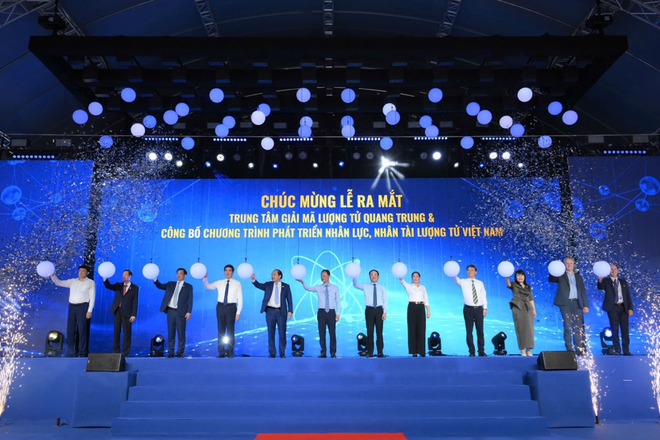 Các đại biểu thực hiện nghi thức ra mắt Trung tâm Giải mã lượng tử Quang Trung.