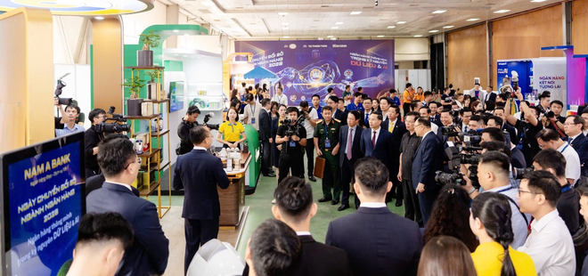 Ông Phạm Đức Ấn - Thống đốc NHNN, tham quan gian trưng bày công nghệ Nam A Bank.