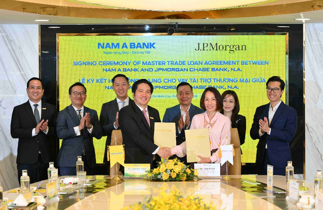 Ông Trần Khải Hoàn - Thành viên HĐQT, Tổng giám đốc Nam A Bank ký kết thỏa thuận cùng đại diện Ngân hàng JPMorgan Chase, bà Phan Bích Vân - Tổng giám đốc.