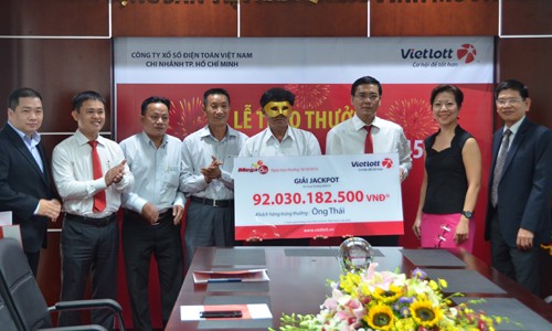 Buổi lễ trao giải có sự tham gia của đại diện Bộ Công an, Bộ Tài chính, Deloitte Việt Nam, Vietlott, Tập đoàn Berjaya, Công ty Berjaya Gia Thịnh, đại lý phát phát hành vé trúng thưởng, người trúng thưởng cùng gia đình. Ảnh: Vietlott
