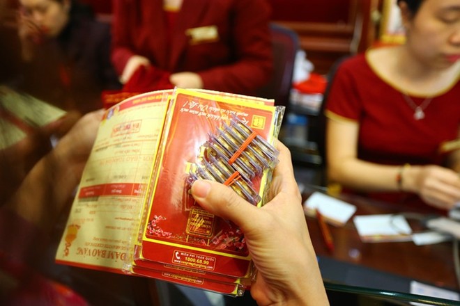 Những người dân đầu tiên sở hữu vàng ngày Thần Tài sau khi xếp hàng từ sáng sớm.