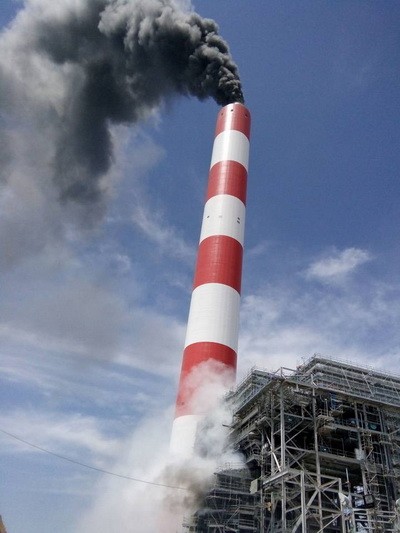 Sau tiếng nổ, khói đen cuồn cuộn phụt lên từ ống khói nhà máy. CTV
