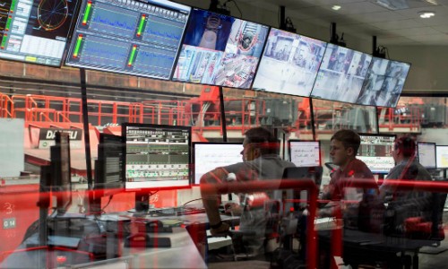 Toàn bộ nhà máy được tự động hoá, do 3 kỹ sư điều khiển thông qua hệ thống máy tính trung tâm. Ảnh: Bloomberg