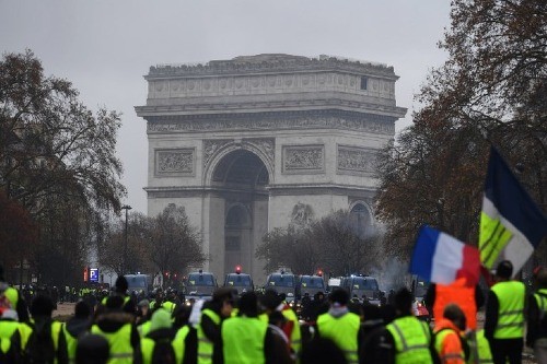 Phe "áo vàng" tập trung trước Khải Hoàn Môn trong cuộc biểu tình tại Paris hôm 1/12. Ảnh: AFP.