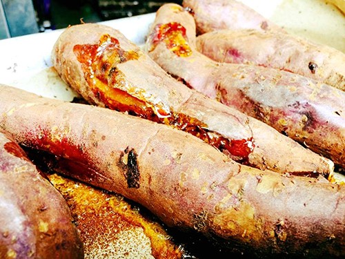 Khoai lang mật nướng đắt khách trong những ngày rét ở Hà Nội. 