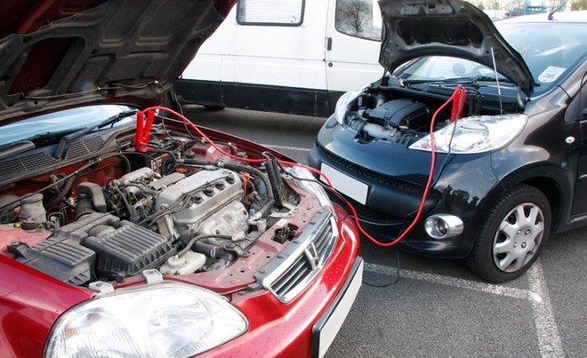 Cách câu bình ắc-quy khi xe chết máy