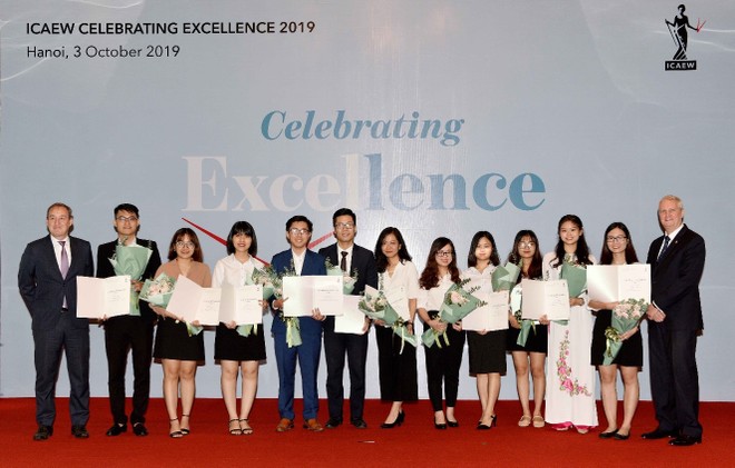 ICAEW trao chứng chỉ quốc tế về Tài chính, Kế toán và Kinh doanh cho các học viên tại Hà Nội.