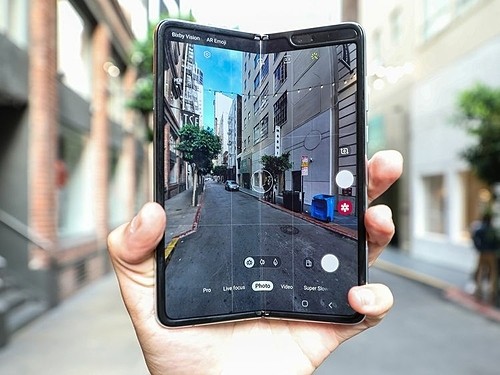 Galaxy Fold sẽ là smartphone màn hình gập đầu tiên được bán chính hãng ở Việt Nam. Ảnh: Gulfnews