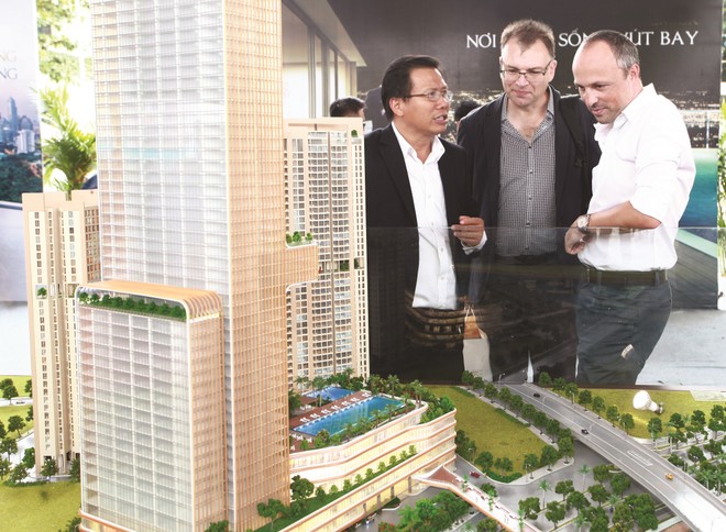 Khối ngoại hào hứng