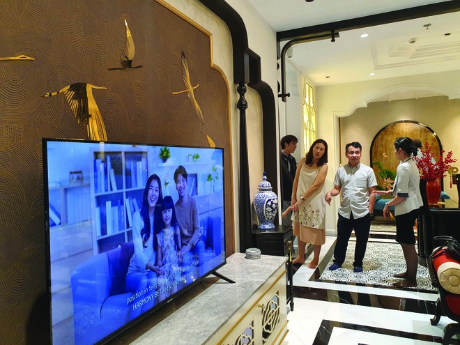 Khách đi xem nhà tại Khu đô thị Phú Mỹ Hưng. Ảnh: Lê Toàn.