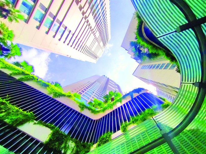 Mảng cho thuê văn phòng đối diện với sự cạnh tranh gay gắt khi nguồn cung chất lượng cao gia tăng. Ảnh: Lê Toàn.