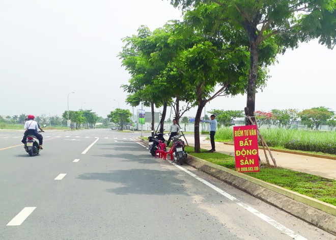 Các điểm tư vấn bất động sản tự phát xuất hiện nhan nhản xung quanh một dự án mới ở TP.HCM. Ảnh: Việt Dũng.