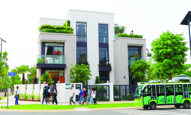 Khách hàng đi xem nhà tại dự án Aquacity Đồng Nai của Novaland. Ảnh: Lê Toàn.