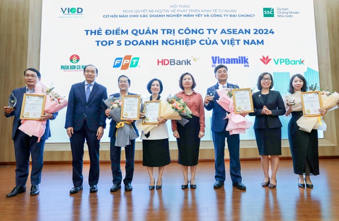 Ông Phạm Quốc Thanh – Phó chủ tịch HĐQT HDBank cùng đại diện các doanh nghiệp lớn nhận Giấy chứng nhận Top 5 Thẻ điểm ACGS từ lãnh đạo Uỷ ban Chứng khoán Nhà nước.