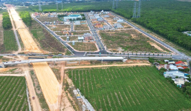 Hạ tầng giao thông kết nối TP.HCM và các tỉnh Đông Nam Bộ đang được tăng tốc đầu tư. Ảnh: Lê Toàn.