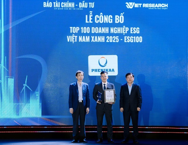 Ông Đồng Quang Thức – Giám đốc Ban ESG Tập đoàn Phenikaa, Phó tổng Giám đốc Vicostone nhận bằng khen từ chương trình.