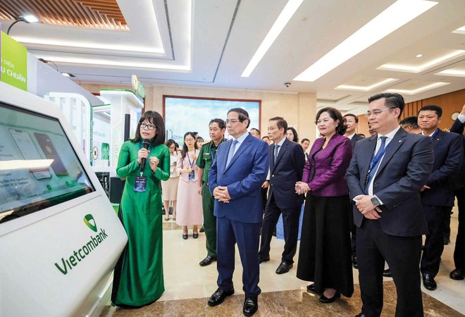 Đại diện Vietcombank, bà Đoàn Hồng Nhung, Giám đốc Khối Bán lẻ giới thiệu với Thủ tướng Chính phủ và các đại biểu tính năng đăng ký chữ ký số trên app VCB Digibank.