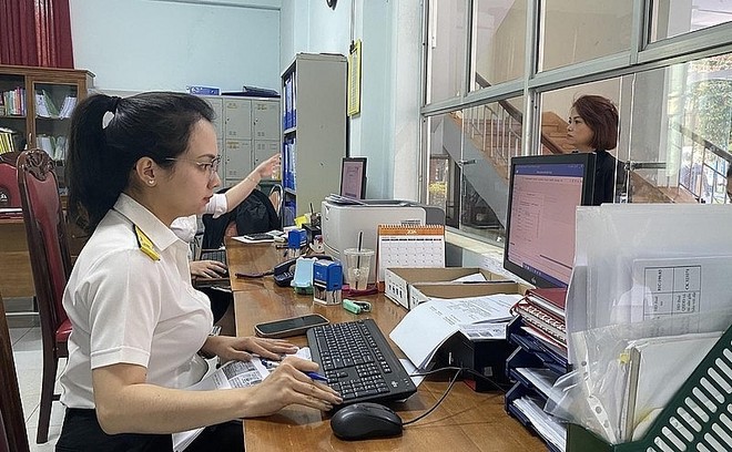 Kịp thời đôn đốc người nộp thuế thực hiện nghĩa vụ với ngân sách nhà nước đúng thời hạn, hạn chế tối đa phát sinh nợ mới và tiền chậm nộp. Ảnh: TL