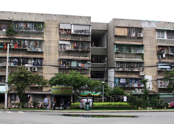 Cư xá Thanh Đa tại quận Bình Thạnh, được xây dựng từ năm 1972, hiện đã xuống cấp nghiêm trọng. Ảnh: Việt Dũng.