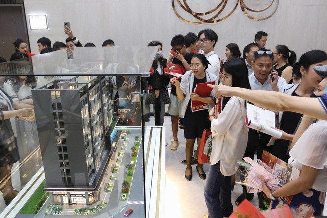 Người mua nhà nên trực tiếp đến dự án và sàn giao dịch để tìm hiểu. Ảnh: Lê Toàn.