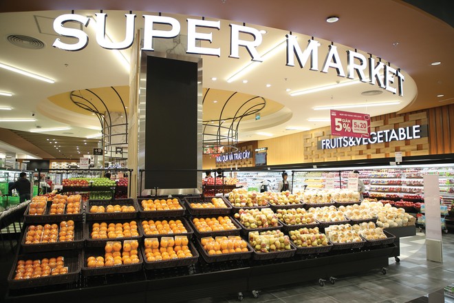 Các nhà bán lẻ đang thay đổi linh hoạt theo thị hiếu khách hàng, từ không gian vật lý đến trải nghiệm mua sắm. Ảnh: Bình Minh.