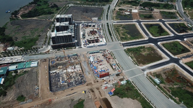 Giá đất nền tại TP.HCM đắt gấp đôi so với các khu vực vệ tinh. Ảnh: Lê Toàn.