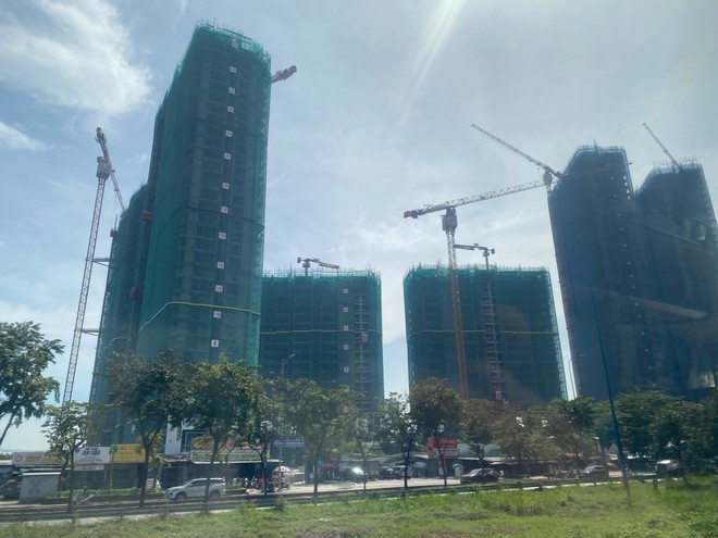 Nhiều dự án bất động sản được “cởi trói” pháp lý, tái khởi động, giúp thị trường sôi động trong thời gian qua Ảnh: Ðức Thanh.