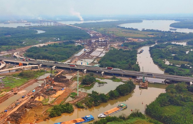 Dư địa mở rộng đô thị tại các trục giao thông huyết mạch là rất lớn. Ảnh: Lê Toàn.