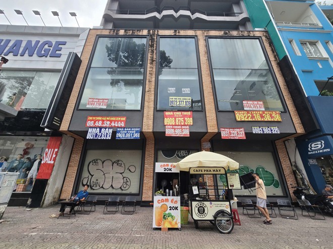 Tại nhiều tuyến phố trung tâm TP.HCM, không khó bắt gặp những mặt bằng cho thuê bỏ trống nhiều tháng. Ảnh: Lê toàn.