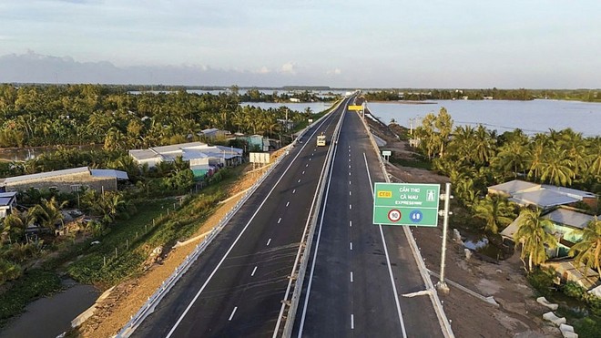 Không khí thi công khẩn trương tại dự án đường cao tốc Cần Thơ - Cà Mau để về đích đúng tiến độ. Ảnh: Đức Thanh.