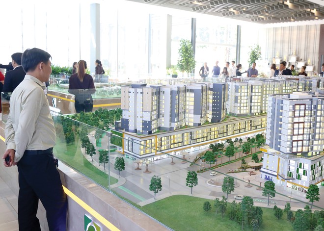 Với người vay mua nhà, biến động lãi suất là yếu tố quyết định việc xuống tiền. Ảnh: Việt Dũng.