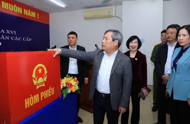 Chủ tịch UBND TP Vũ Đại Thắng, Trưởng Đoàn công tác số 2 kiểm tra công tác chuẩn bị bầu cử.