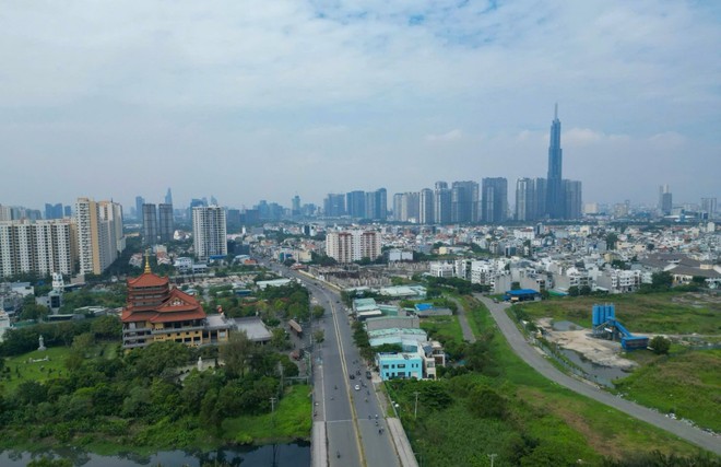 Người có đất ở bị thu hồi phải di chuyển chỗ ở nhưng tiền bồi thường đất thấp hơn giá trị một suất tái định cư tối thiểu, Nhà nước sẽ hỗ trợ phần chênh lệch để người dân đủ điều kiện được bố trí tái định cư.