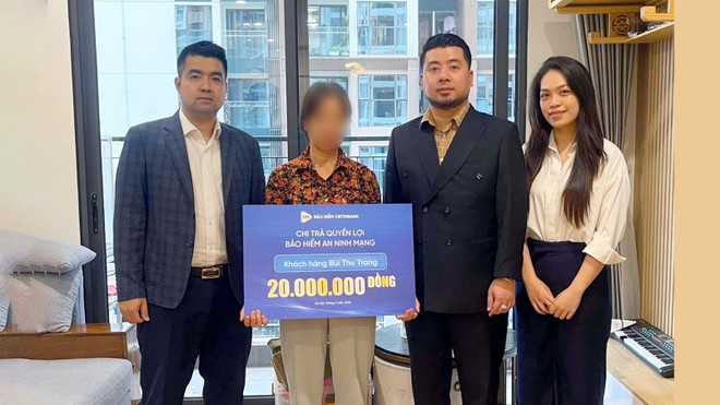 Đại diện Bảo hiểm VietinBank trao quyền lợi bảo hiểm cho khách hàng.