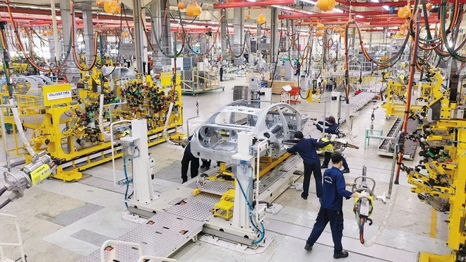 Do chi phí nguyên vật liệu tăng cao, nhiều doanh nghiệp trong các khu công nghiệp tại TP.HCM buộc phải cắt giảm sản lượng - Ảnh: Lê Toàn.