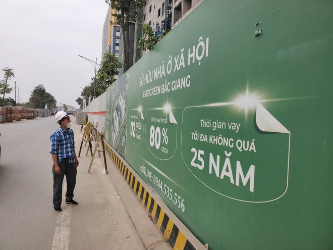 Người lao động tự do ở nông thôn đang gặp vướng mắc khi đi xin xác nhận tình trạng nhà ở, thu nhập. Ảnh: Dũng Minh.