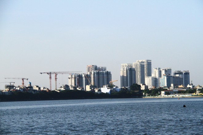Hồ Tây đang khá “chật chội” bởi những tòa cao ốc, điều này không nên lặp lại với đô thị bên sông Hồng. Ảnh: Thành Nguyễn.