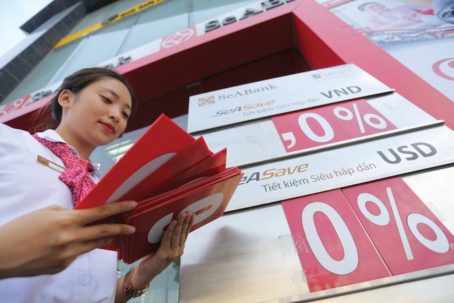 Bài toán lãi suất hiện tại phức tạp hơn nhiều so với các giai đoạn trước. Ảnh: Thành Nguyễn.