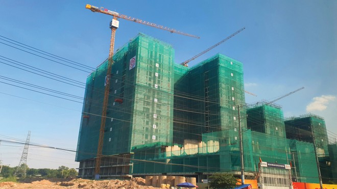 Nhiều dự án đang mọc lên nhanh chóng dọc Quốc lộ 13. Ảnh: Lê Toàn.