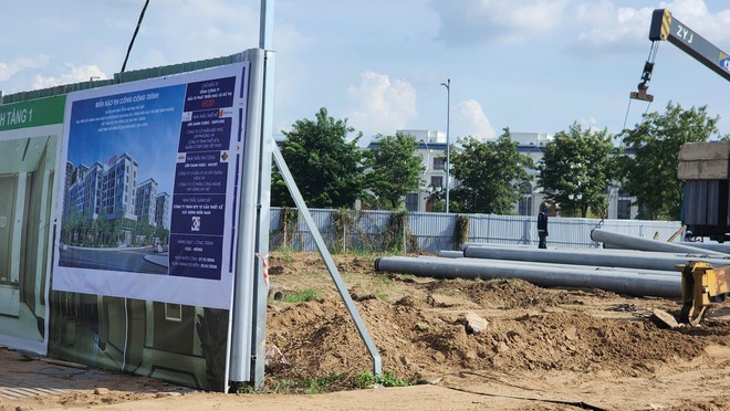 Bên trong dự án nhà ở xã hội HUD Thủ Đức, lác đác một vài công nhân đang thi công. Ảnh: Việt Dũng.