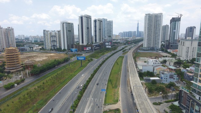 Sự phát triển của hệ thống hạ tầng kết nối đã rút ngắn đáng kể thời gian di chuyển từ trung tâm ra khu vực ngoại vi. Ảnh: Việt Dũng.