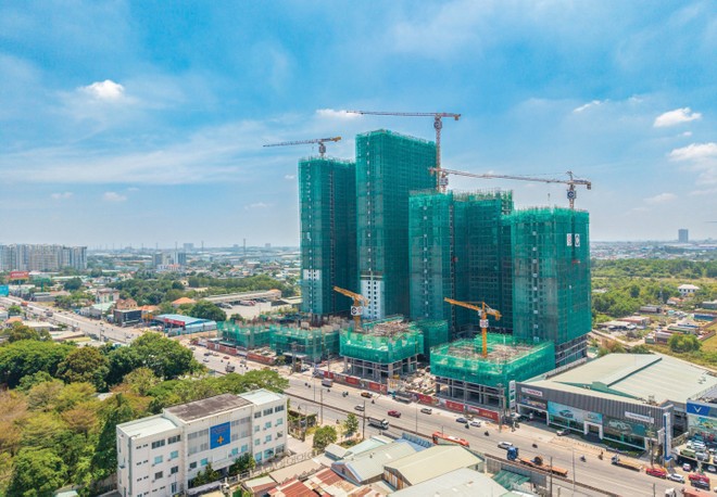 Nhiều dự án bất động sản mọc lên dọc Quốc lộ 13. Ảnh: Việt Dũng.