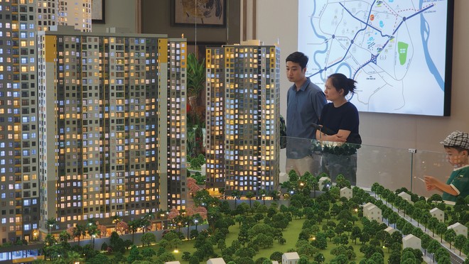 Người mua nhà vẫn trong trạng thái thận trọng. Ảnh: Việt Dũng.