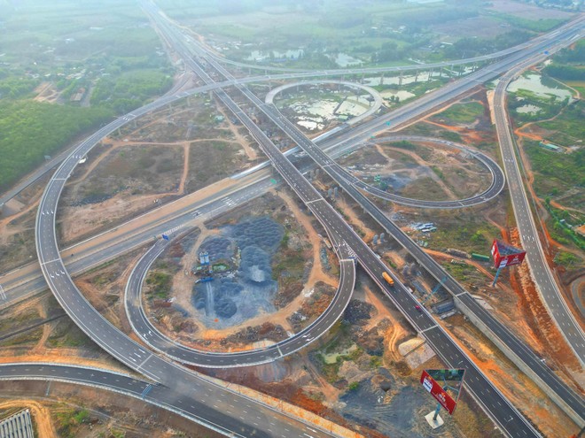 Các trục giao thông kết nối tại Đồng Nai đang gấp rút hoàn thiện. Ảnh: Lê Toàn.