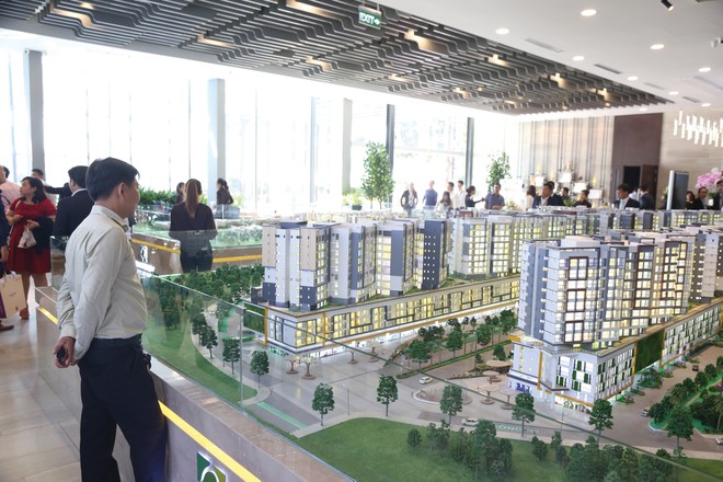 Người mua nhà còn lưỡng lự khi bài toán tài chính chưa thực sự có lời giải. Ảnh: Việt Dũng.