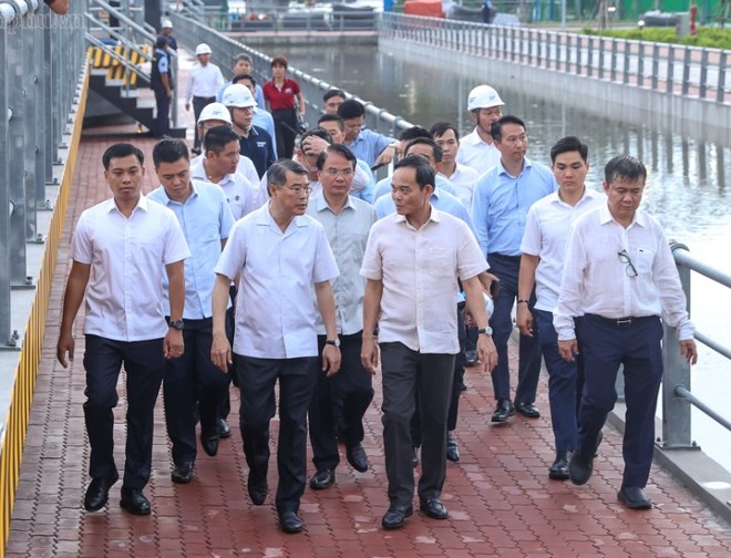 Thủ tướng Lê Minh Hưng và Bí thư Thành ủy TP.HCM Trần Lưu Quang kiểm tra thực địa Dự án "Giải quyết ngập do triều khu vực TP.HCM, có xét đến yếu tố biến đổi khí hậu – Giai đoạn 1" - Ảnh: chinhphu.vn.