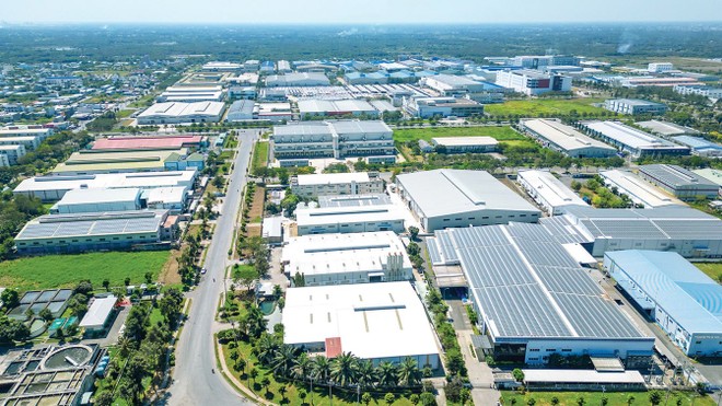 Điện mặt trời áp mái đang được nhiều khu công nghiệp triển khai như một giải pháp giúp chủ động nguồn điện và hướng đến sản xuất xanh. Ảnh: Thành Nguyễn.