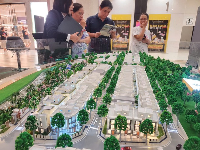 Lãi vay tăng cao tác động mạnh mẽ tới tâm lý người mua nhà. Ảnh: Dũng Minh.