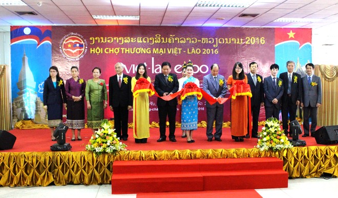 Thứ trưởng Bộ Công Thương Việt Nam Nguyễn Cẩm Tú, Thứ trưởng Bộ Công Thương Lào 
Somchith Inthamit cắt băng khai mạc Hội chợ